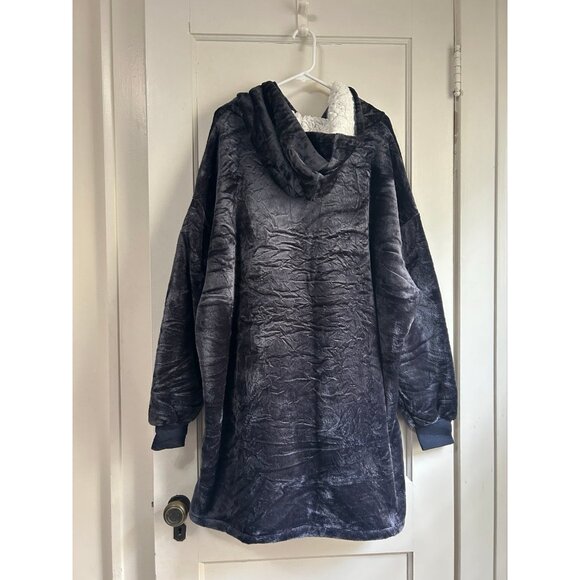 NWOT! Women’s Wearable Blanket . - Picture 2 of 3